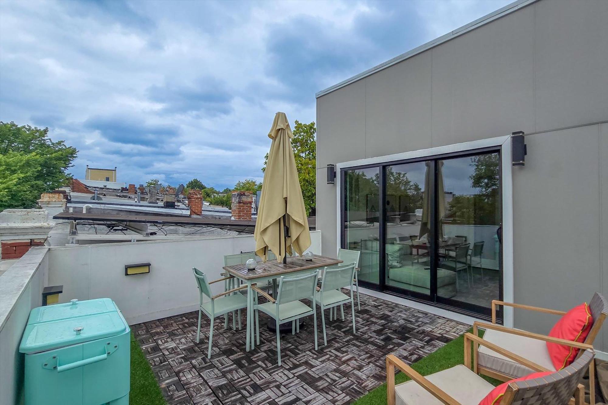 Dc 5-br Townhome - Walk To Metro-rail Holiday home