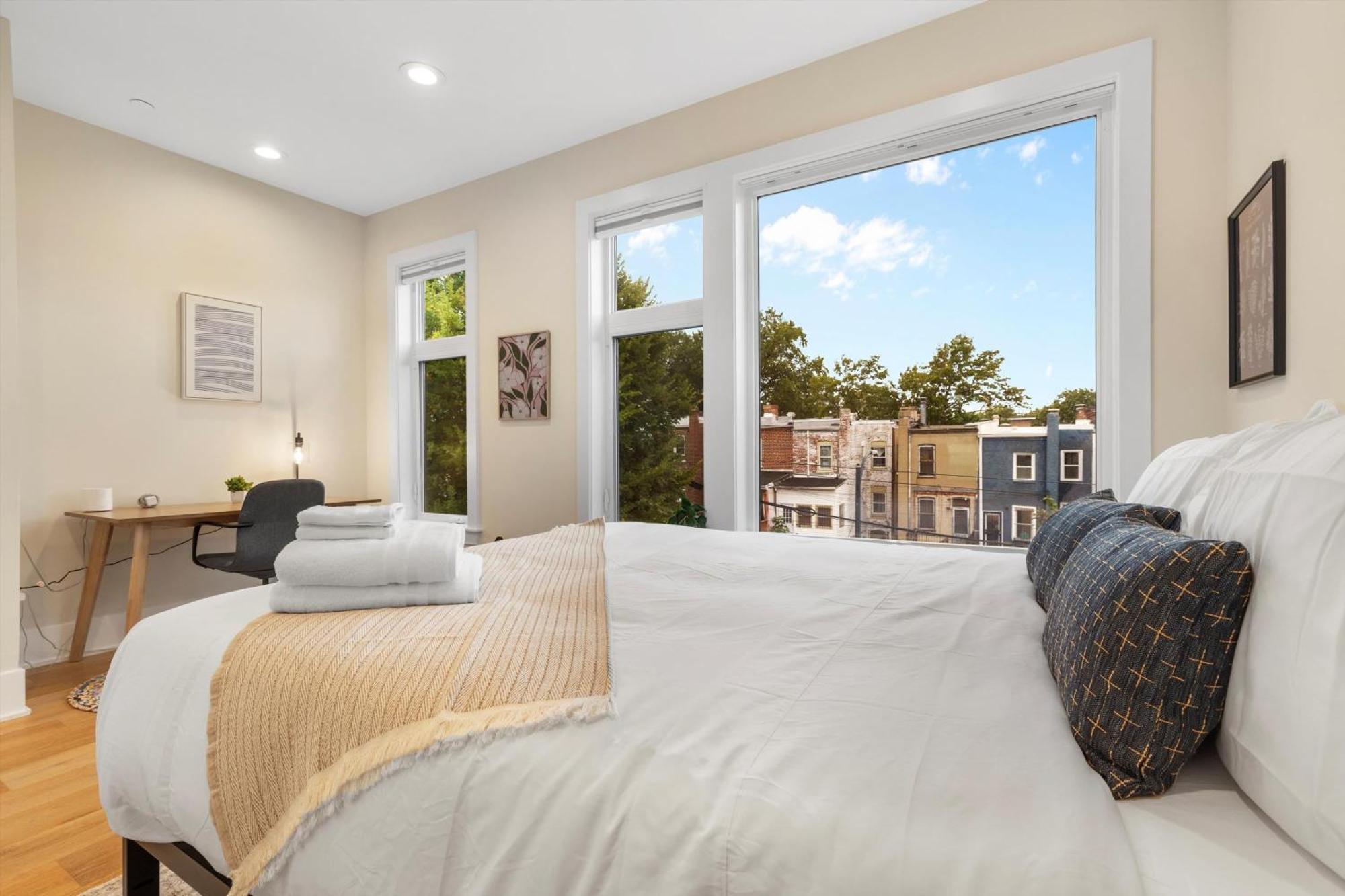Holiday home Dc 5-br Townhome - Walk To Metro-rail *