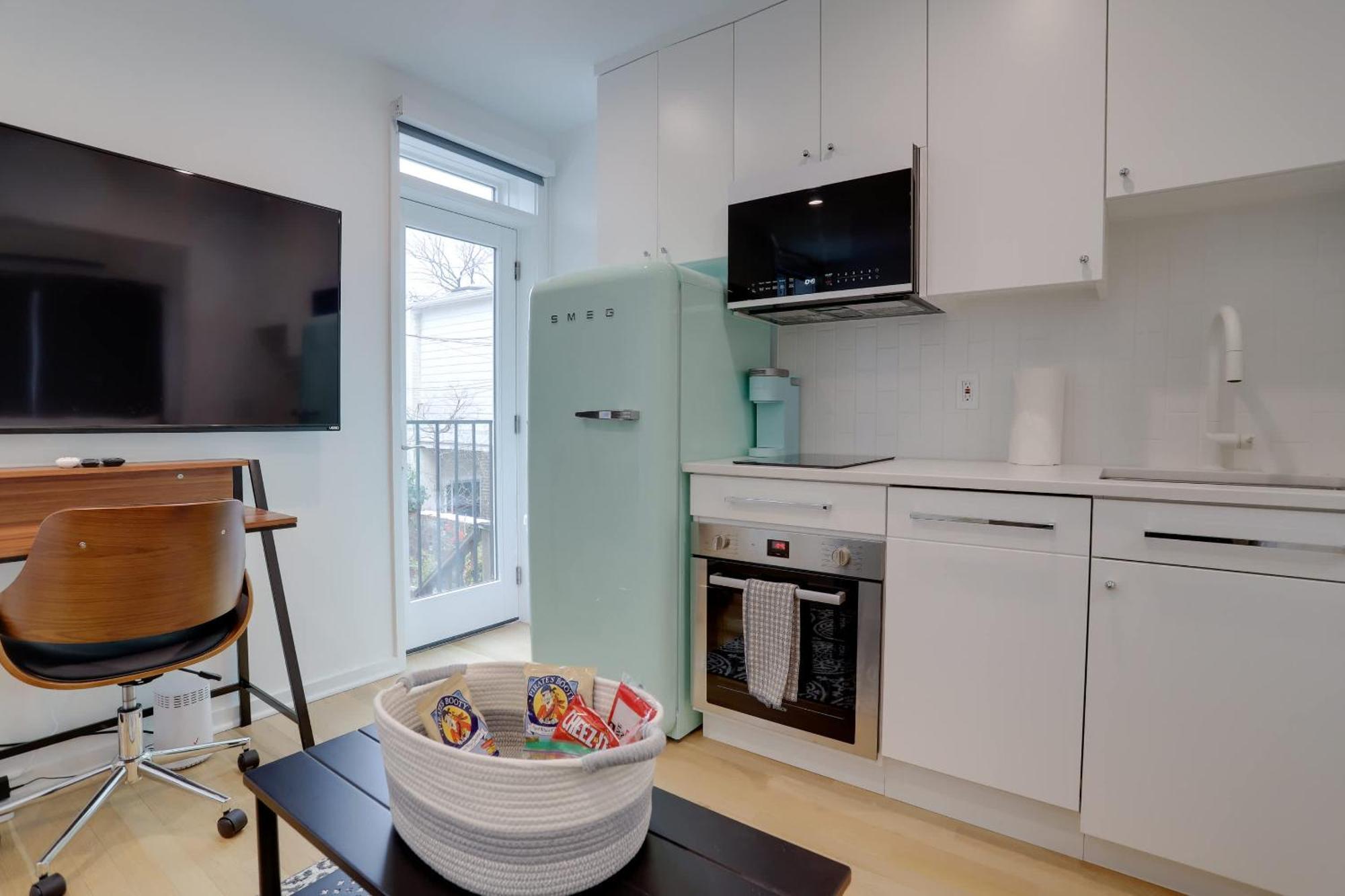 Sojourn's Eastern Market Carriage House Sleeps 2 Apartment *