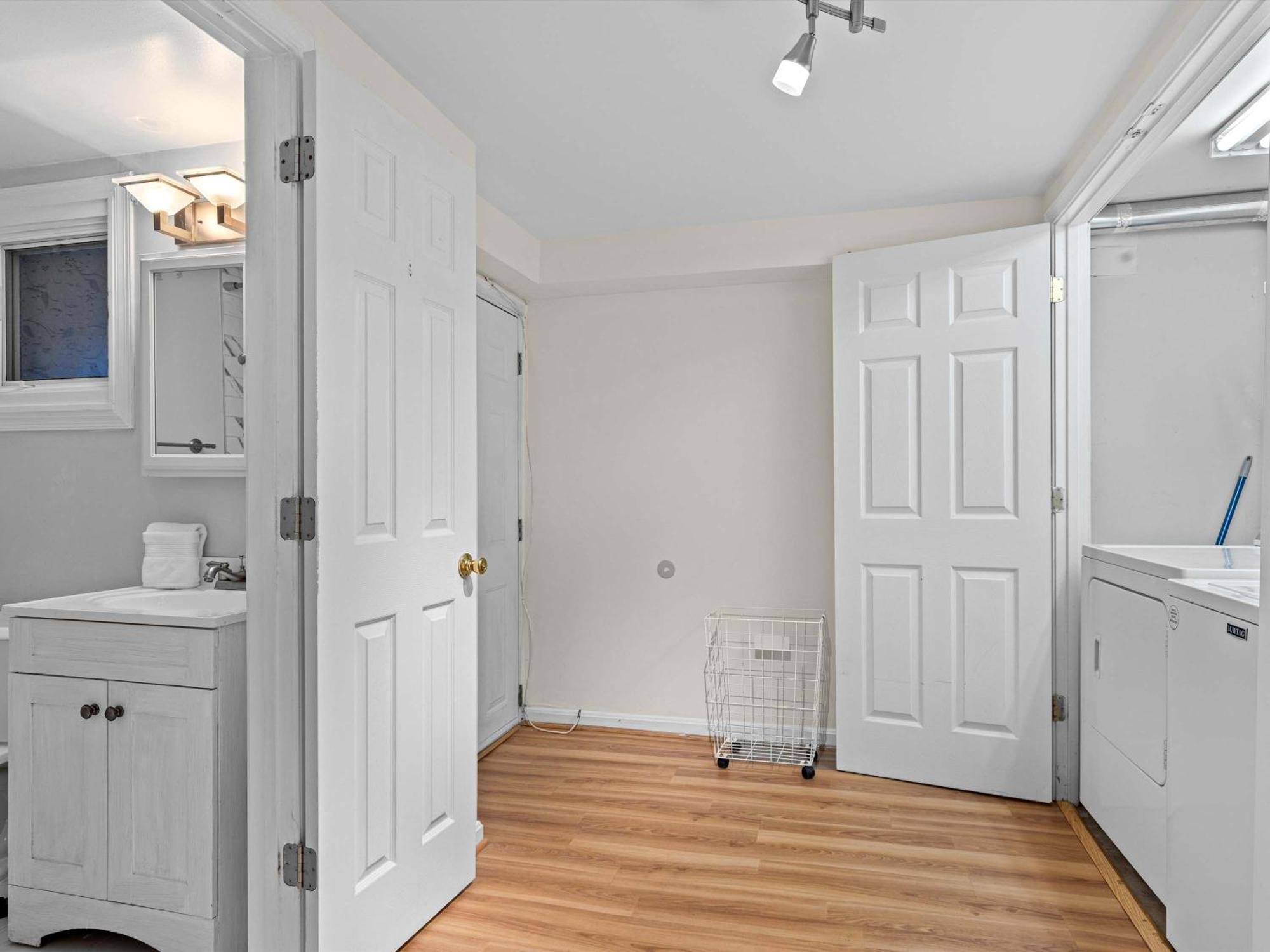 Ideally Located Urban Oasis Free Parking *