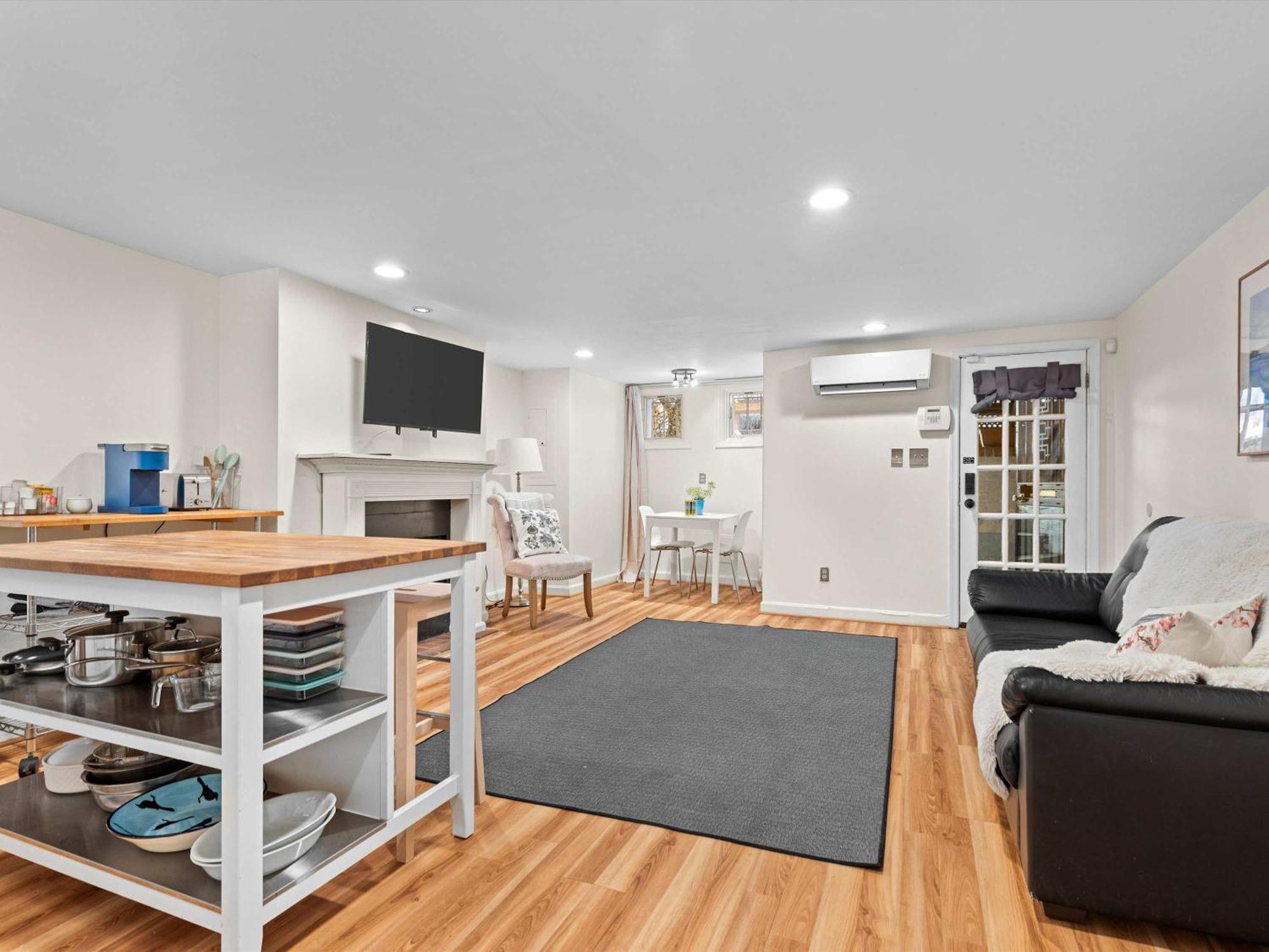 Ideally Located Urban Oasis Free Parking Apartment *