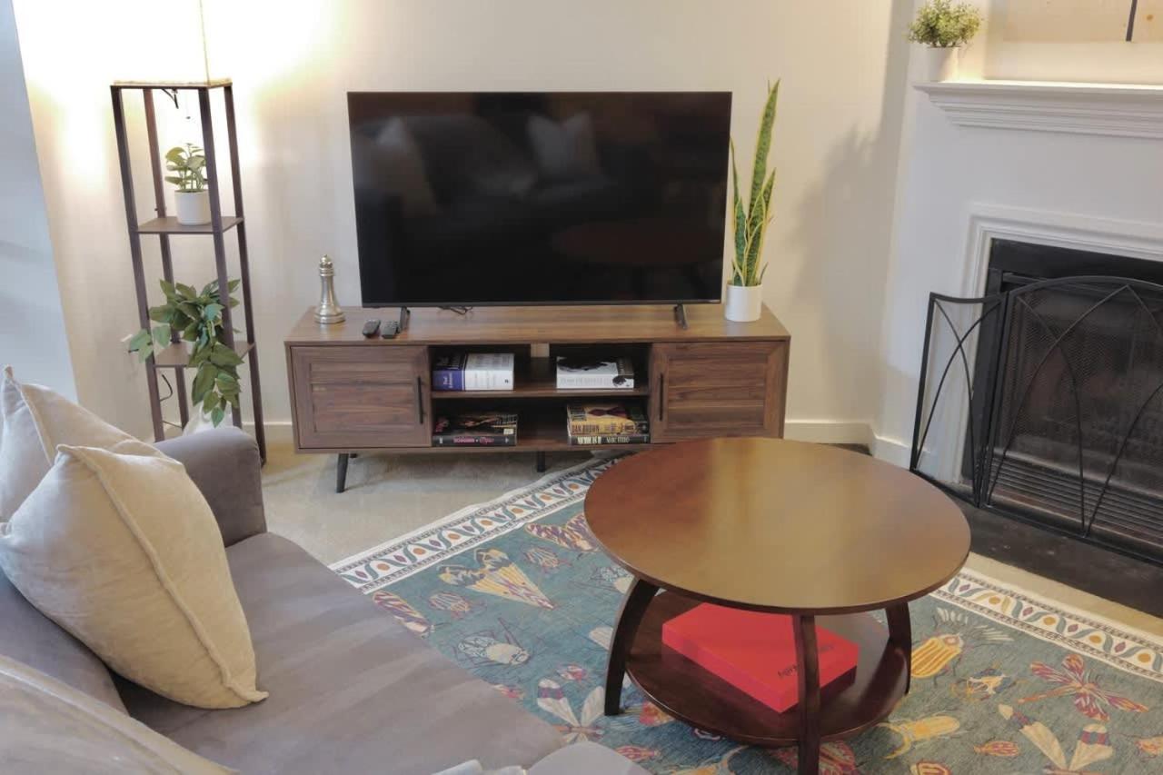 Capitol Hill & Penn - Steps From Eastern Market Apartment *