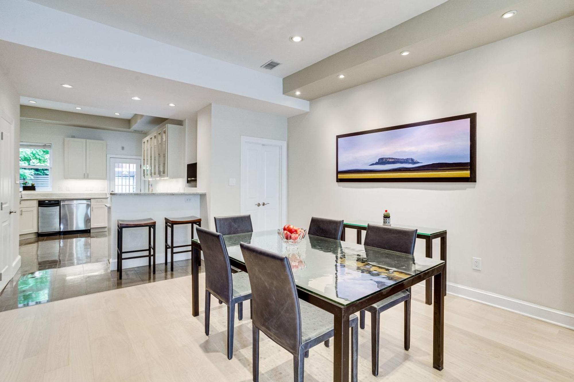 Modern 1 Block From Metro Subway Minutes To Capital, Museums And National Mall Holiday home *