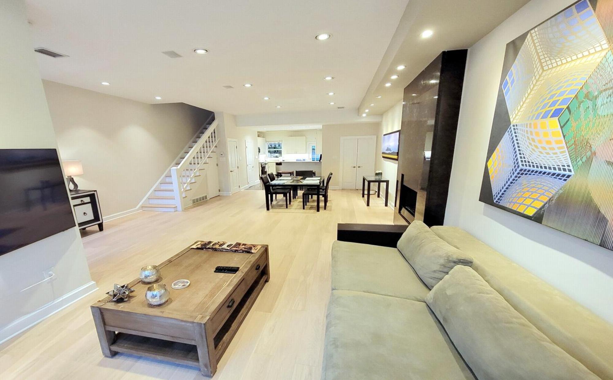 Modern 1 Block From Metro Subway Minutes To Capital, Museums And National Mall Washington