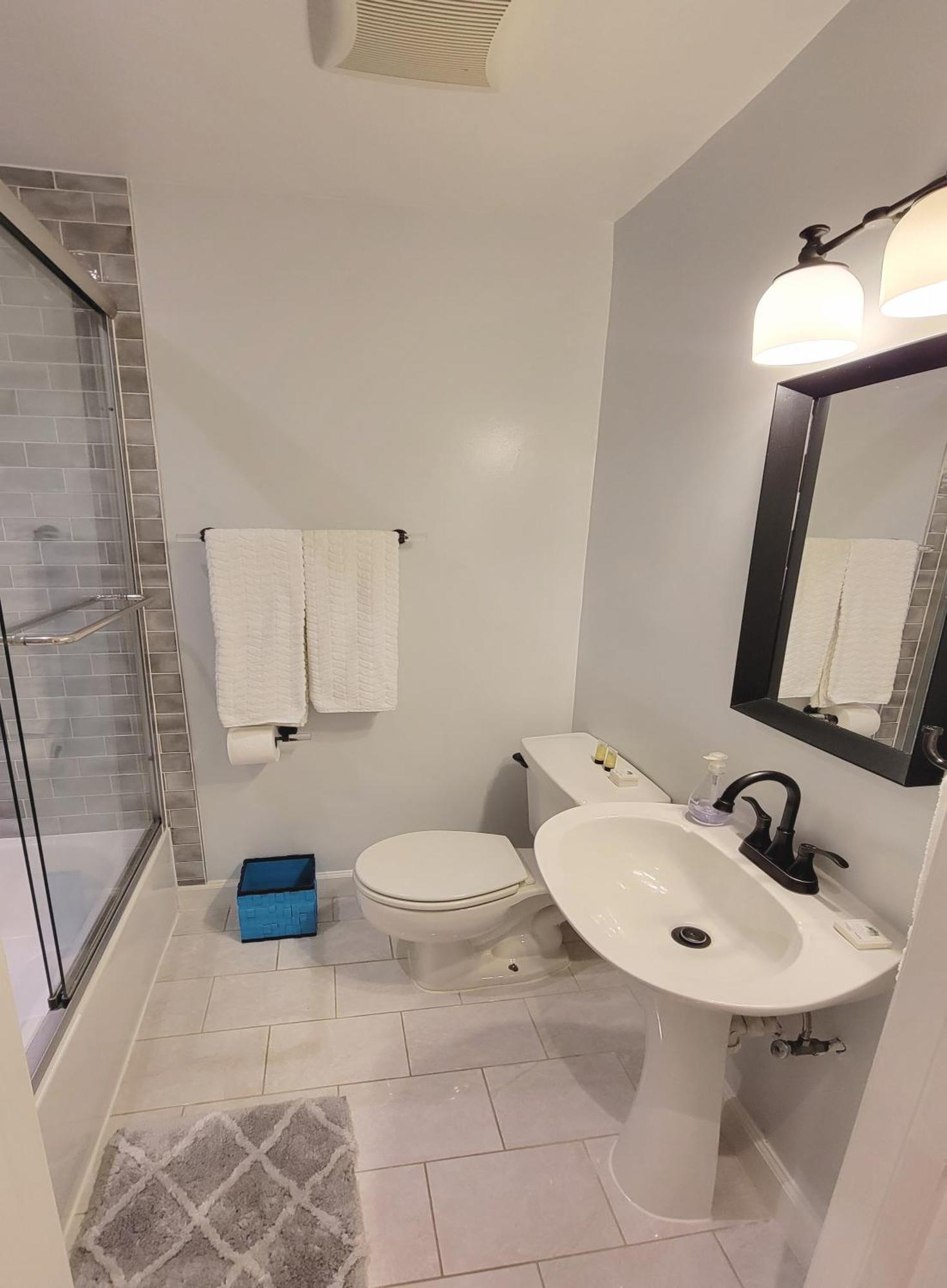 Modern 1 Block From Metro Subway Minutes To Capital, Museums And National Mall Holiday home Washington