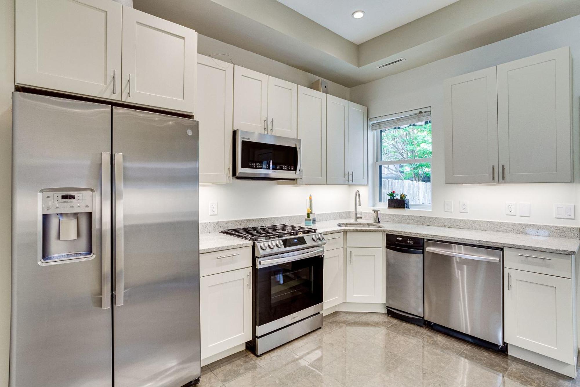 Modern 1 Block From Metro Subway Minutes To Capital, Museums And National Mall *