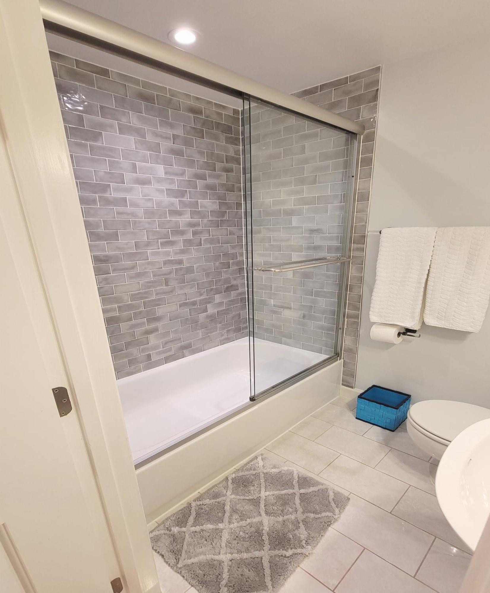 Modern 1 Block From Metro Subway Minutes To Capital, Museums And National Mall Holiday home *