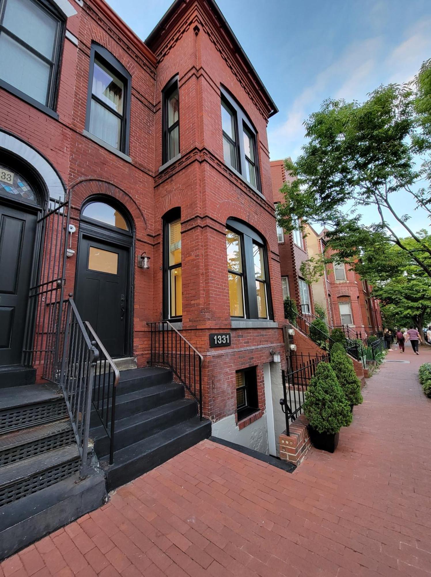 Modern 1 Block From Metro Subway Minutes To Capital, Museums And National Mall Washington