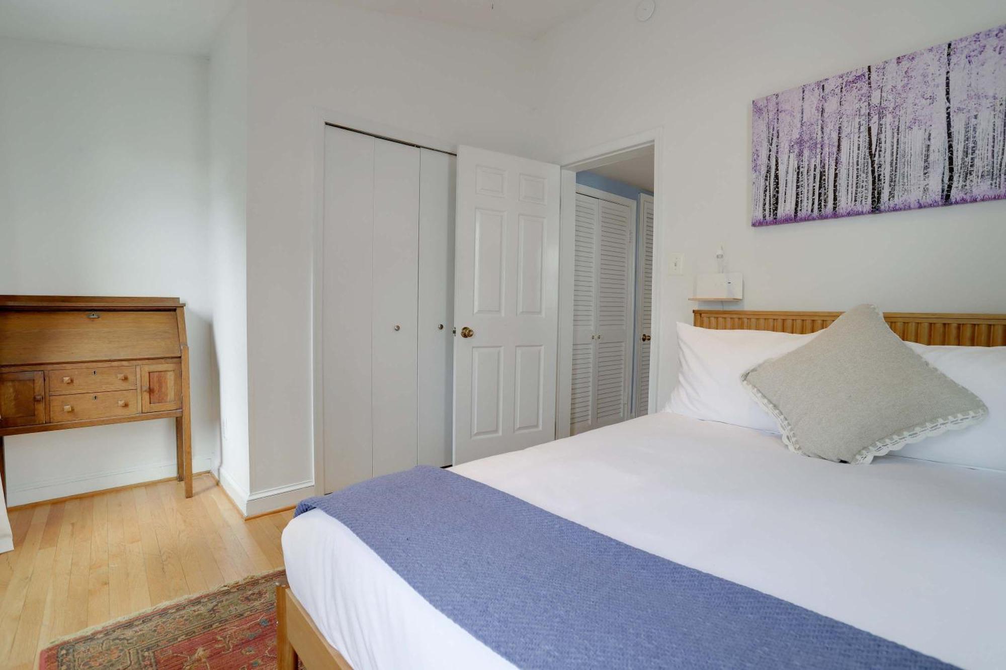 Holiday home Sojourn Only 8 Blocks To Capitol And Private Patios Washington