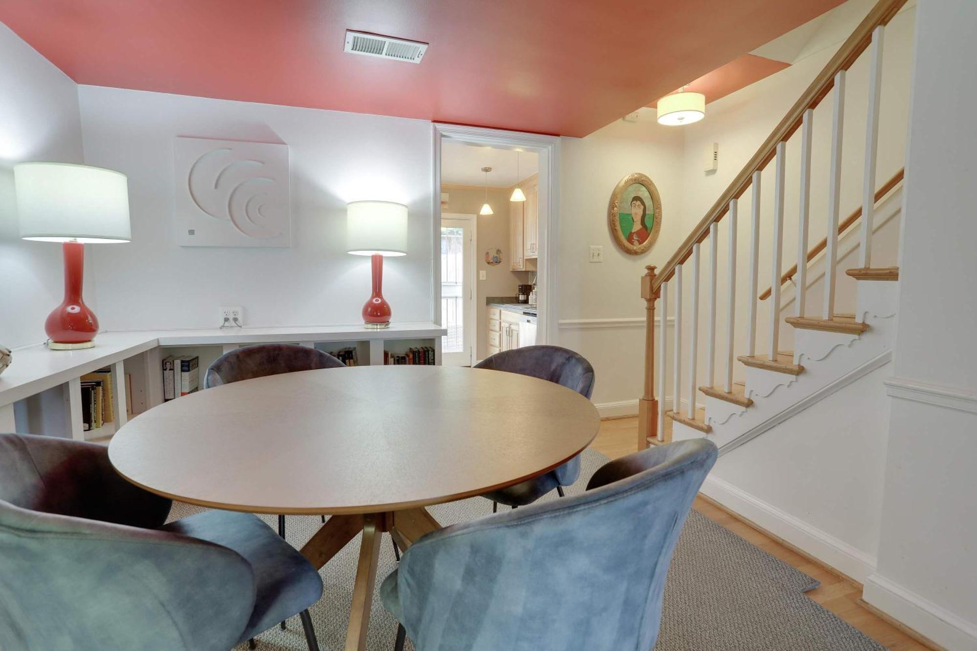 Sojourn Only 8 Blocks To Capitol And Private Patios Holiday home Washington