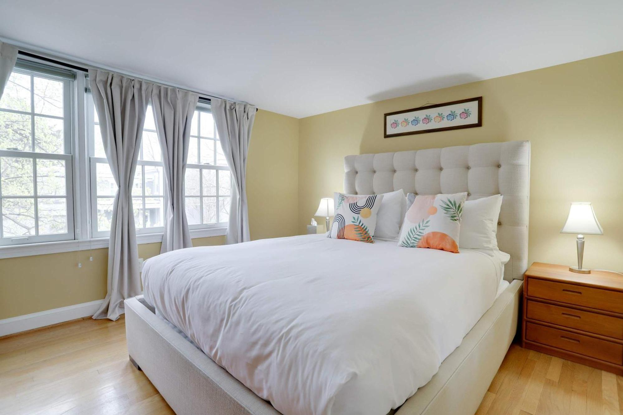 Sojourn Only 8 Blocks To Capitol And Private Patios Holiday home *
