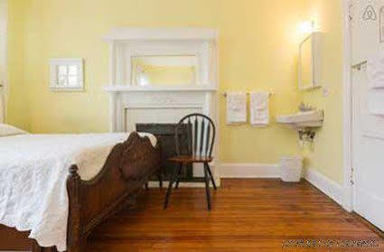 Adam's Bed & Breakfast 2*