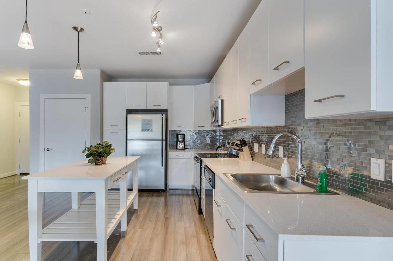Two Bedroom On H Street Apartment *