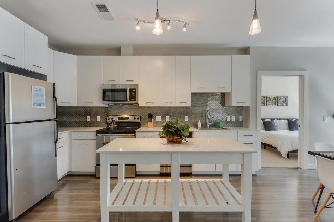 Two Bedroom On H Street Apartment *