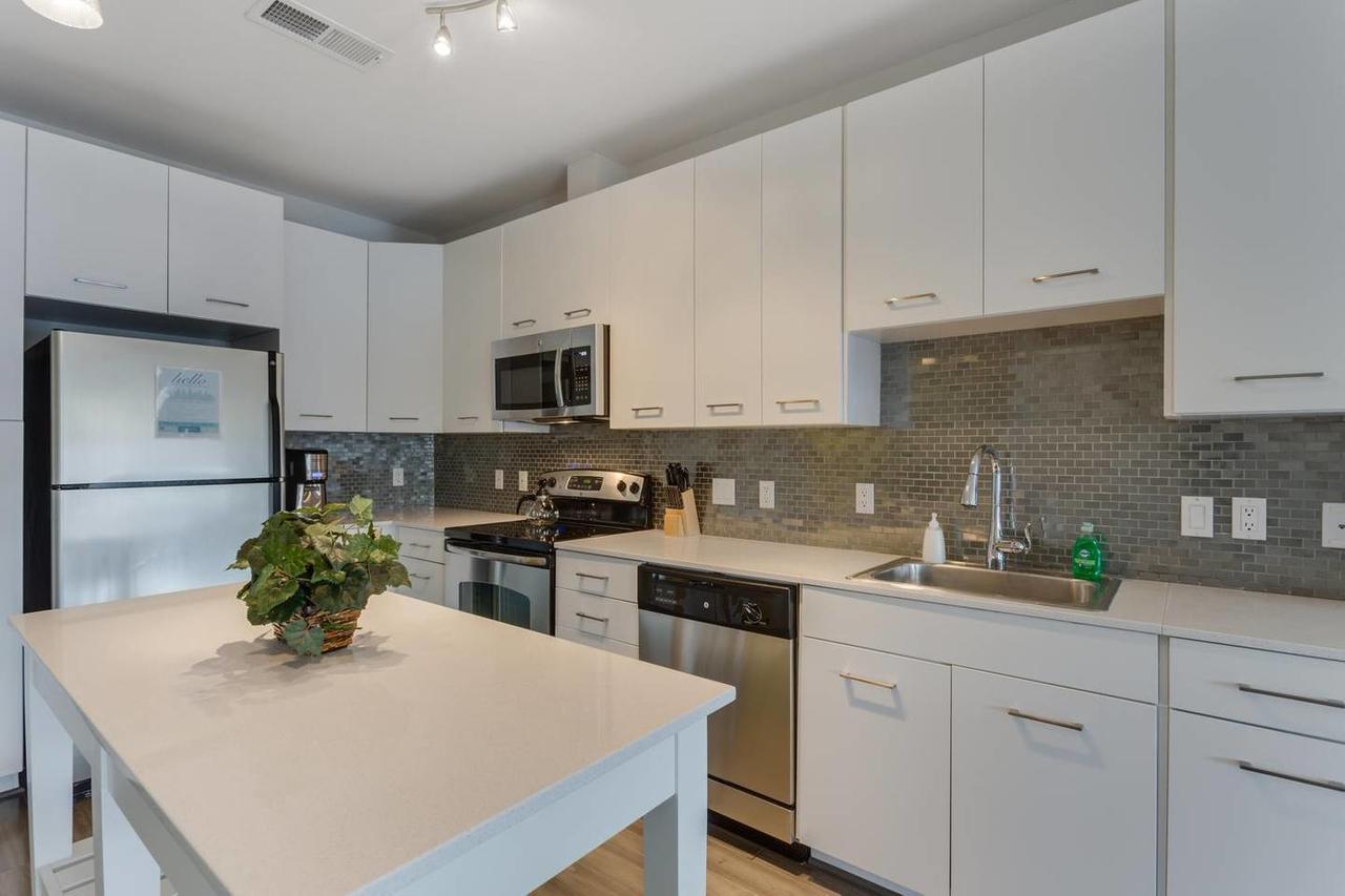Two Bedroom On H Street Apartment *