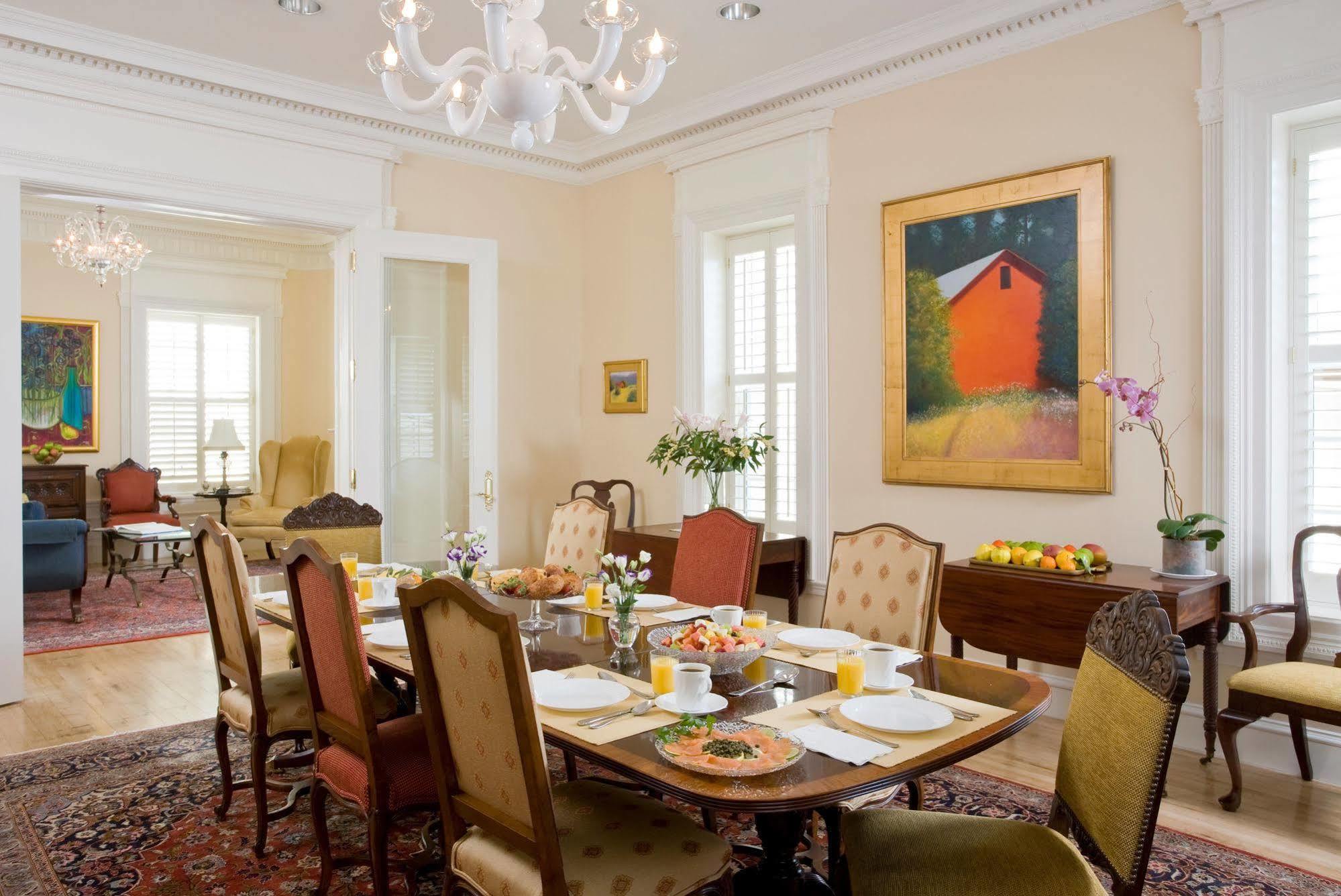 Embassy Circle 4*