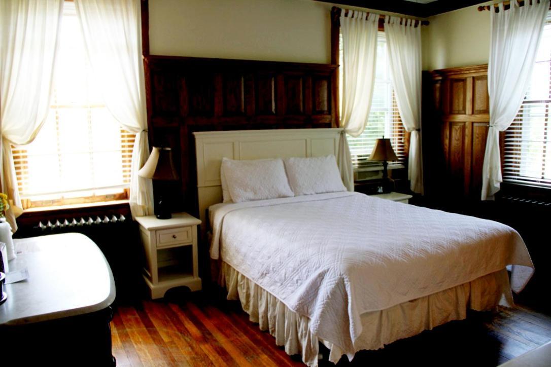 Adam's Bed & Breakfast 2*