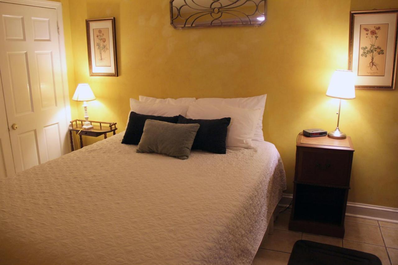 Adam's Bed & Breakfast 2*