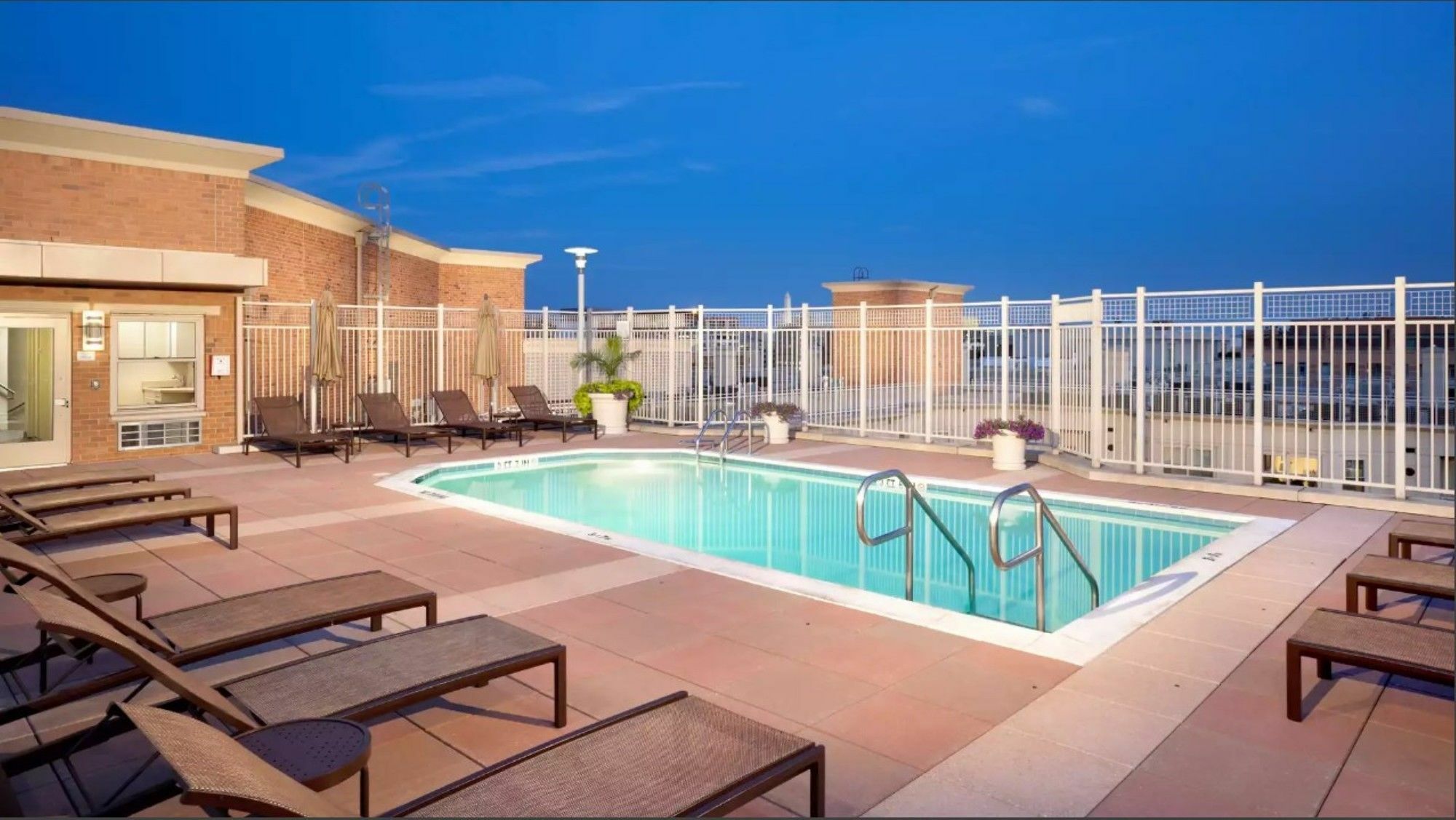 Global Luxury At M Street Aparthotel